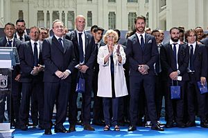 Archivo:El dulce recibimiento del Ayuntamiento al Real Madrid (01)