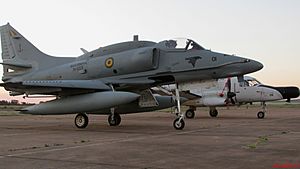 Archivo:Entardecer na Academia da Força Aérea (AFA) em Pirassununga com dois modelos de aeronaves que participaram do "batismo de fogo". O caça subsônico A-4 KU participou da prime - panoramio