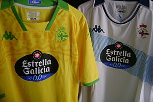 Archivo:Equipaciones2324