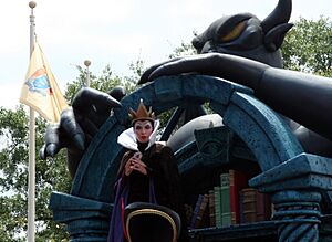 Archivo:Evil queen in the Dreams Come True Parade at Magic Kingdom
