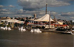 Archivo:Expo88-from-the-Brisbane River