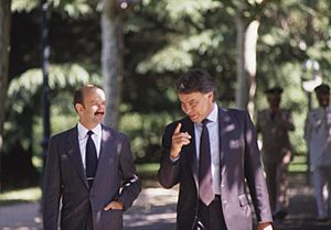 Archivo:Felipe González pasea con presidente de México. Pool Moncloa. 15 de julio de 1989