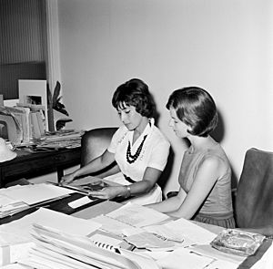 Archivo:First Lady's Press Secretary, Pamela Turnure, with a Foreign Correspondent