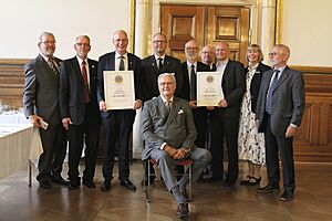 Archivo:HKH Prins Henrik med prismodtagerne