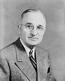 Archivo:Harry S Truman, bw half-length photo portrait, facing front, 1945
