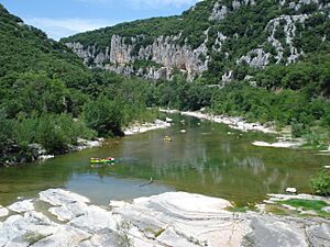 Archivo:L'Hérault en amont de Saint-Bauzille-de-Putois
