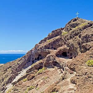 Archivo:La Cueva de los Canarios above El Confital Beach, square crop