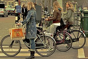 Archivo:Las tres ciclistas