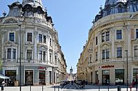 Archivo:Looking down Strada Iuliu Maniu from Piața Unirii, Cluj-Napoca, 2017