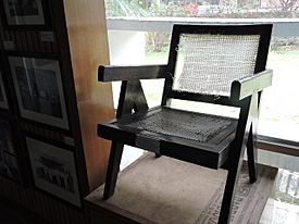 Archivo:Low cost woden furiture designed by Pierre Jeanneret with Le Corbusier Swiss-born architects,Chandigarh 04