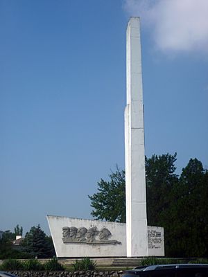 Archivo:Obelisk to Red Army soldiers who liberated Ekaterinodar city in 1920