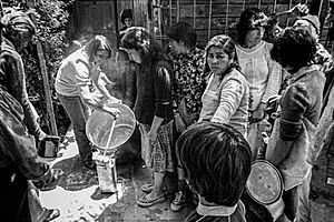 Archivo:Olla común, población La Victoria. Agosto de 1984