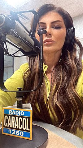 Archivo:Periodista en Radio Caracol - Colombia