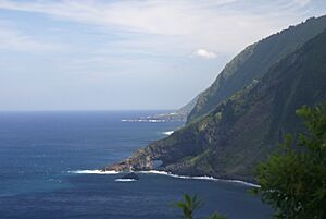 Archivo:Ponta Furada (Fajã da Ponta Furada) vista da Fajã do Meio, Velas, ilha de São Jorge, Açores