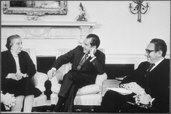 Archivo:President Nixon, Henry Kissinger and Israeli Prime Minister Golda Meir, meeting in the Oval Office - NARA - 194491