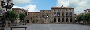 Archivo:Reinosa - Plaza de España - Fachadas