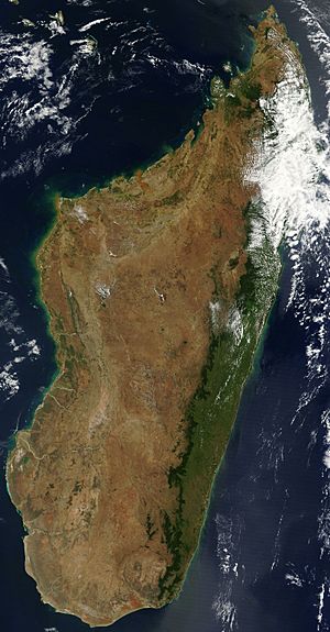 Archivo:Satellite image of Madagascar in September 2003