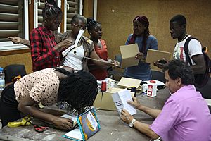Archivo:Taller de editoriales cartoneras en Malabo