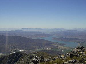 Archivo:Tranque La Paloma-Cerro Huatulame
