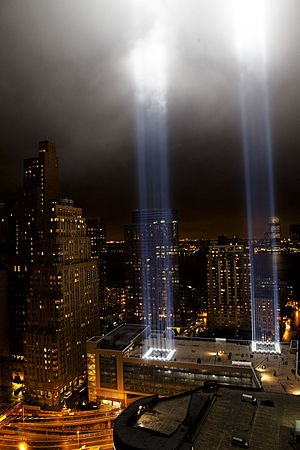 Archivo:Tribute in Light from One Exchange Plaza September 11 2009