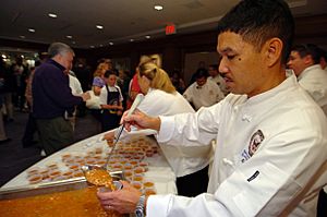Archivo:US Navy 050409-N-9693M-436 White House Chef Culinary Specialist 1st Class Ernesto Alvarez serves Navy Bean soup to visitors at the Navy Memorial