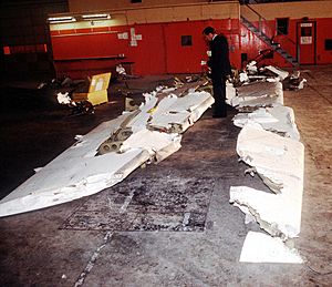 Archivo:Wreckage from Arrow Air Flight 1285 in storage