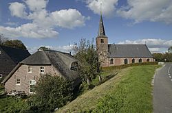 Zicht op Hervormde kerk langs de dijk - Wijk en Aalburg - 20387571 - RCE.jpg