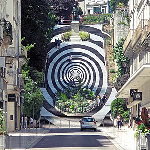 Archivo:« Le Tourbillon magique » - décoration estivale 2018 de l’escalier Denis-Papin à Blois