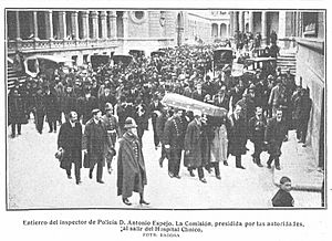 Archivo:1921-01-26, Mundo Gráfico, Entierro del inspector de policía Antonio Espejo, Badosa