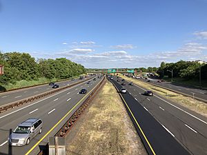 Archivo:2021-05-27 17 46 18 View south along New Jersey State Route 444 (Garden State Parkway) from the overpass for Monmouth County Route 516 (Main Street) in Aberdeen Township, Monmouth County, New Jersey