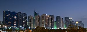 Archivo:Abu Dhabi skyline night (Nepenthes)