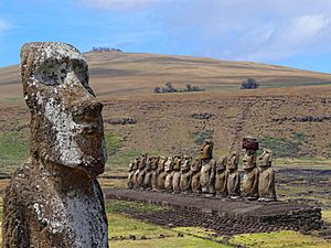 Archivo:Ahu-Tongariki-and-Traveling-Moai