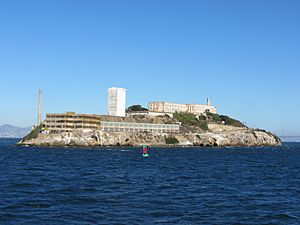 Archivo:Alcatraz from the Tiburon to San Francisco ferry