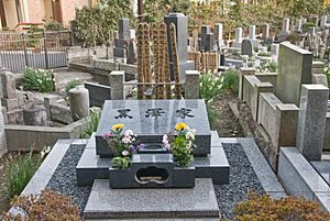 Archivo:An'yo-in Kamakura Kurosawa Akira's Grave