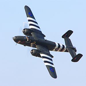 Archivo:B-25J Mitchell high bank 80th