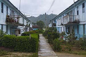 Archivo:Bi-plantas (two storey buildings) in Jibacoa, Manicaragua, Cuba