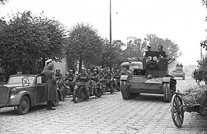 Bundesarchiv Bild 101I-121-0012-30, Polen, deutsch-sowjetische Siegesparade, Panzer.jpg