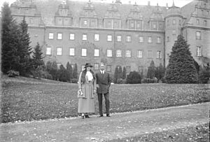 Archivo:Bundesarchiv Bild 102-00210, Kronprinz Wilhelm und Gattin vor Schloss Oels