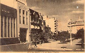 Archivo:Calle San Martín y la Plaza Indepedencia de San Miguel de Tucumán hacia el año 1956