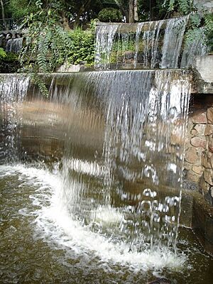 Archivo:Cascadas artificiales del cerro San Bernardo