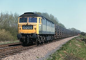 Archivo:Class 47, no. 47366, on a westbound empty fly-ash train, west of Frisby on the Wreake, Leicestershire, Nigel Tout, 20.4.76