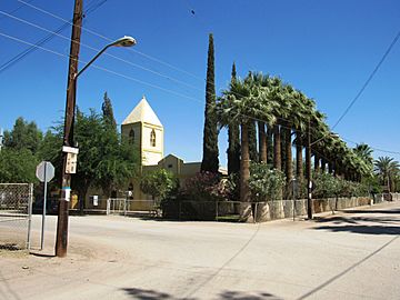 Archivo:Cruce de calles e iglesia al interior del ejido Querétaro o Hechicera