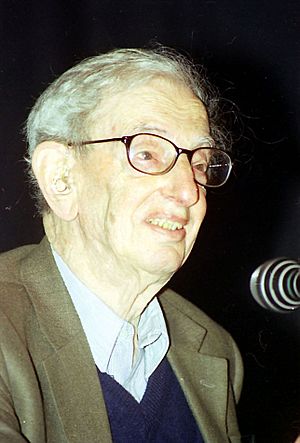 Archivo:Eminent Historian Professor Eric Hobsbawm at the interactive session with the students of Delhi University, Jawaharlal Nehru University and Jamia Millia in New Delhi on December 21, 2004