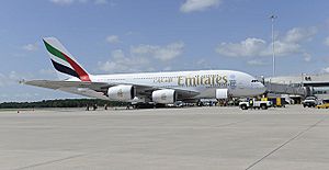 Archivo:Emirates A380 A6-EOM at MCO-Orlando International Airport on 1-Sep-2015