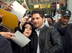 Archivo:Eric Bana and fan at the 2009 Tribeca Film Festival