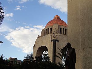 Archivo:Estatua de Fidel Velázquez Sánchez cerca de Monumento a la Revolución