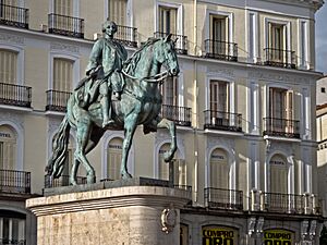 Archivo:Estatua ecuestre de Carlos III - 01