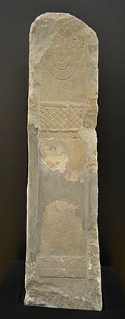 Archivo:Estela funeraria ibérica de la Serrada (Ares del Maestre), Museo de Prehistoria de Valencia