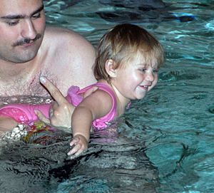 Archivo:Father with Babygirl in a swimming pool - cropped