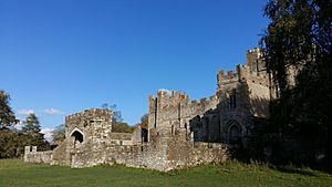 Archivo:Featherstone Castle (side)